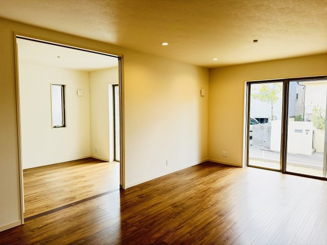 八王子市　絹ケ丘　新築一戸建て　５期の居間・リビング|～17.63帖の明るいLDKで、家族団欒の時間をお過ごしいただけます～