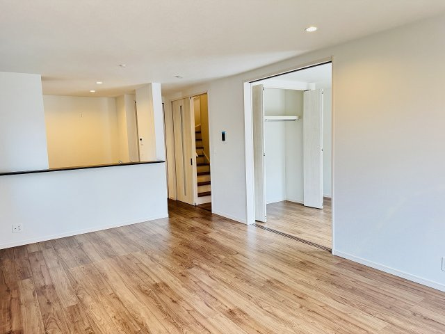 八王子市　絹ケ丘　新築一戸建て　５期の居間・リビング|～17.63帖の明るいLDKで、家族団欒の時間をお過ごしいただけます～