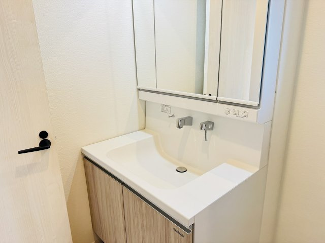 八王子市　絹ケ丘　新築一戸建て　５期の独立洗面台|～３面鏡付きの独立洗面台　細々している物をスッキリ収納出来ます～