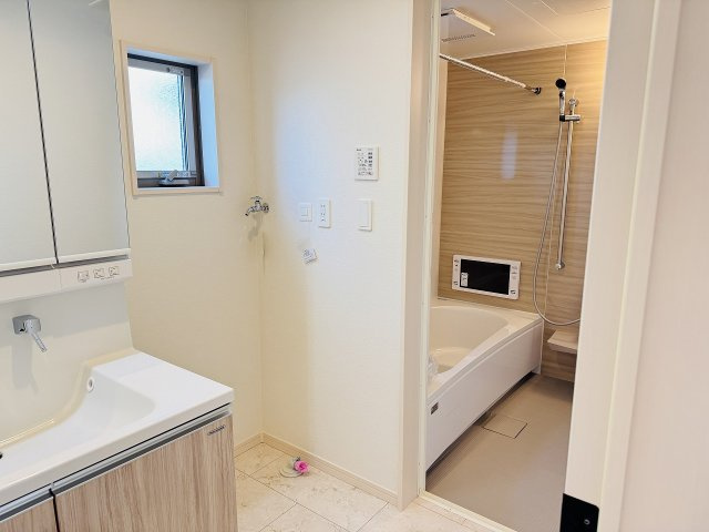 八王子市　絹ケ丘　新築一戸建て　５期の脱衣所|～窓付きで明るい洗面所　換気もしやすいです～