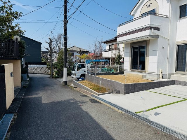 八王子市　絹ケ丘　新築一戸建て　５期の前面道路含む現地写真|～南東4ｍ道路に面しています～