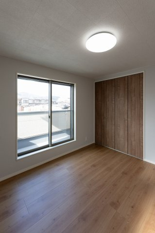 京都市右京区嵯峨蜻蛉尻町の洋室|洋室約7帖
寝室に適した広さの洋室です。バルコニーへの動線もございます。