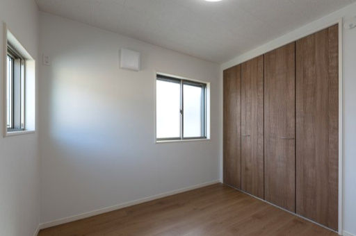 京都市右京区嵯峨蜻蛉尻町の洋室|洋室約5.2帖
クローゼット完備の洋室です。お片付けも安心です。