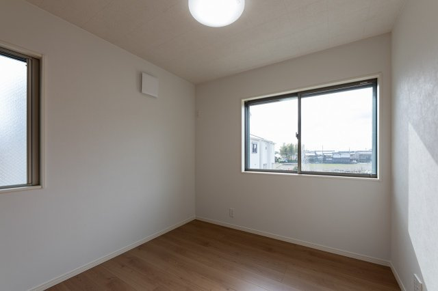 京都市右京区嵯峨蜻蛉尻町の収納|納戸約4.5帖
子ども部屋としても、収納部屋としてもお使いいただけます。