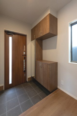 京都市右京区嵯峨蜻蛉尻町の玄関|シューズボックスのある玄関フロア。