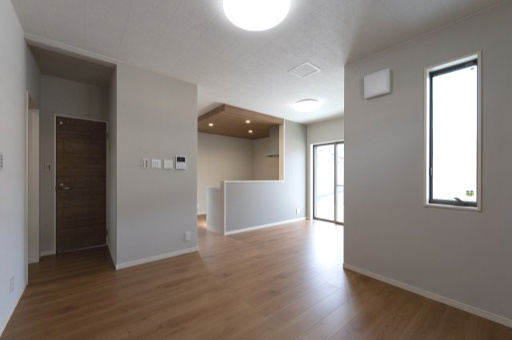 京都市右京区嵯峨蜻蛉尻町の居間・リビング|キッチンからは、リビング・ダイニングの家族を伺えるプランです。