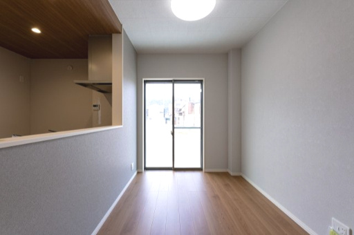 京都市右京区嵯峨蜻蛉尻町のダイニング|ダイニングスペースにも外からの採光があり、明るい空間を演出してくれます。