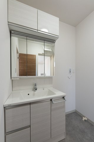 京都市右京区嵯峨蜻蛉尻町の独立洗面台|ホワイト調の明るい洗面化粧台。