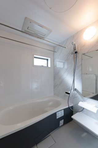 京都市右京区嵯峨蜻蛉尻町の浴室|浴室乾燥機付き！雨の日のお洗濯も安心です。