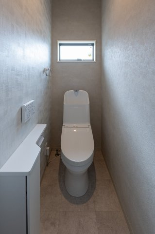 京都市右京区嵯峨蜻蛉尻町のトイレ|1階トイレ
外の明かりが差し込むトイレ。