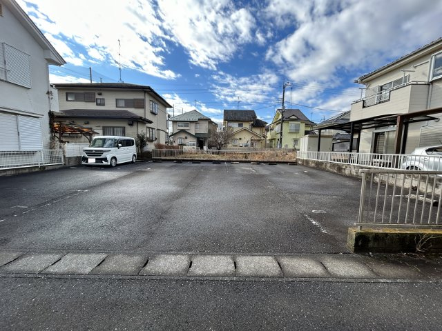神谷3丁目住宅のその他|隣地は駐車場となっています