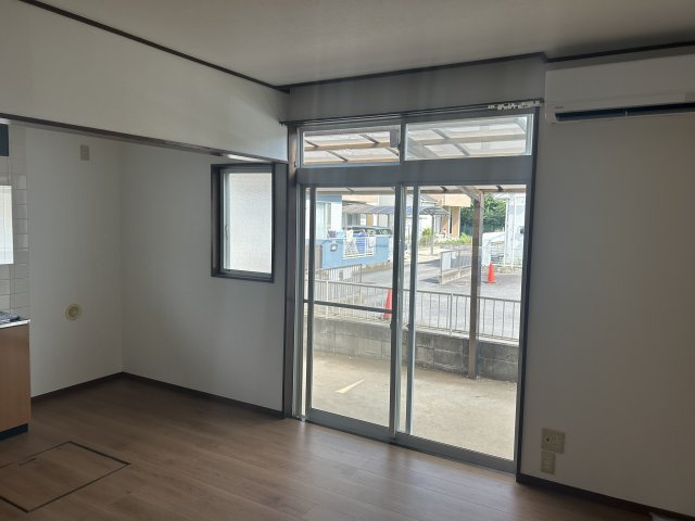 神谷3丁目住宅の居間・リビング|10帖のリビングダイニングの隣には和室があり広々と使えます
エアコン設置済みです