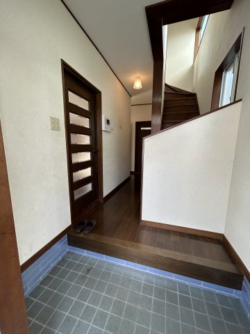 神谷3丁目住宅の玄関|並んで靴が履ける明るい玄関です