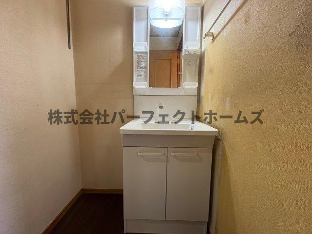 昭栄町戸建　賃貸の独立洗面台|独立洗面台、小物を置くことができて便利です