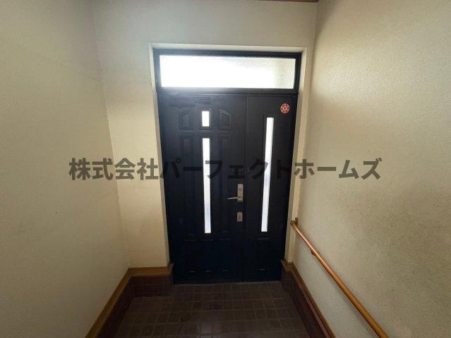 昭栄町戸建　賃貸の玄関|シンプルで使いやすい玄関です