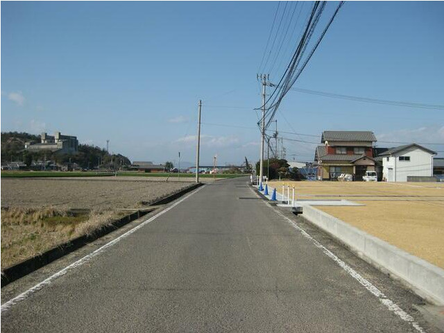 丸亀市垂水町 6区画分譲地の前面道路含む現地写真
