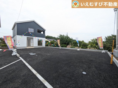 【駐車場】 | Cradle garden　本庄市児玉町児玉第12 | 並列3台駐車可能なゆとりのカースペース
複数台車をお持ちでも、お友達が遊びに来てもゆとりの駐車スペース！