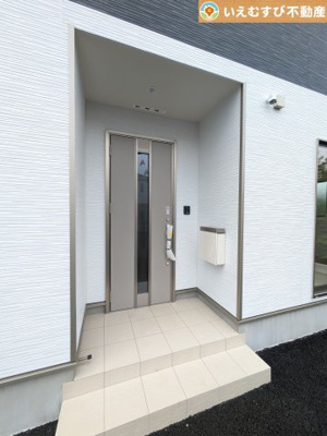 【エントランス】 | Cradle garden　本庄市児玉町児玉第12 | 落ち着いた色づかいのエントランス
駐車場からアクセスの良いエントランス。雨の日や荷物が多くても安心の動線♪