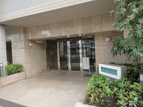 アリュージュ南千住のエントランス|緑に囲まれたお洒落なエントランス。日々のお出かけ時にも癒しを与えてくれます