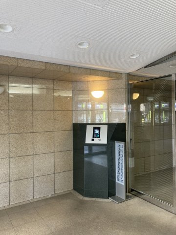 アリュージュ南千住の防犯設備|【オートロック】
オートロック付き共有玄関で不審者をシャットアウト！お子さまのお留守番にも安心ですね