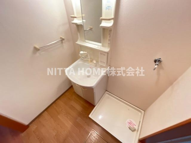 レジオン・ド’ヌールの洗面所|シャワー付き洗面台で毎朝の身支度も楽々◎
