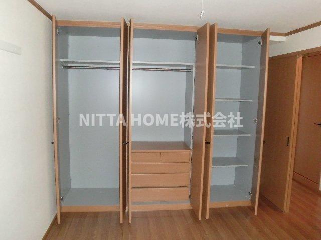 レジオン・ド’ヌールの収納|仕切り付きのクローゼットで整理整頓できますね(*^^)
