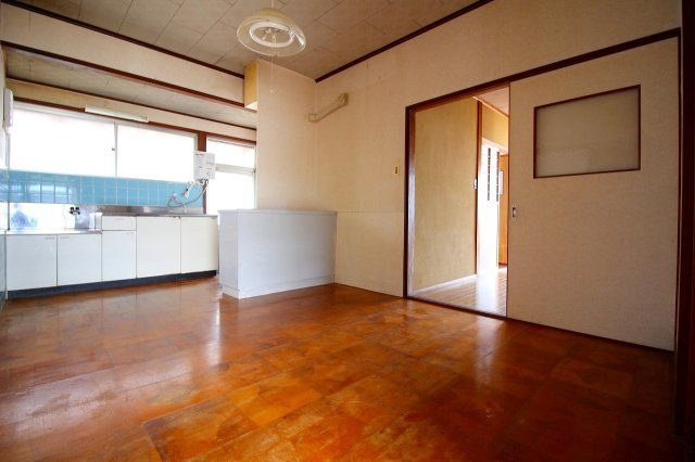 西福原7丁目戸建てのダイニング|ダイニング約5.5帖になります。勝手口もあります。隣の和室と繋げて約12帖のLDKへリノベーション等も可能になります。