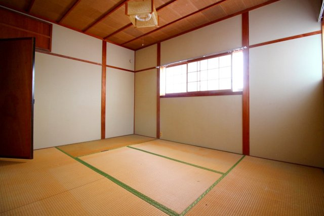 西福原7丁目戸建ての和室|２階の和室になります。窓も２か所になり換気や採光のしっかりとれた空間になります。