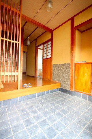 西福原7丁目戸建ての玄関|和風！と感じる玄関になります。両脇にシューズ収納もございます。