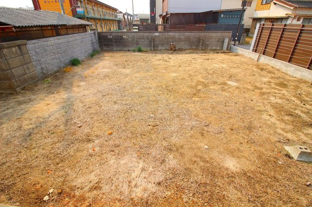 西福原7丁目戸建ての庭|いろいろな使い方の出来る庭になります。道路境界のブロックを壊せば駐車場増台も可能になります。