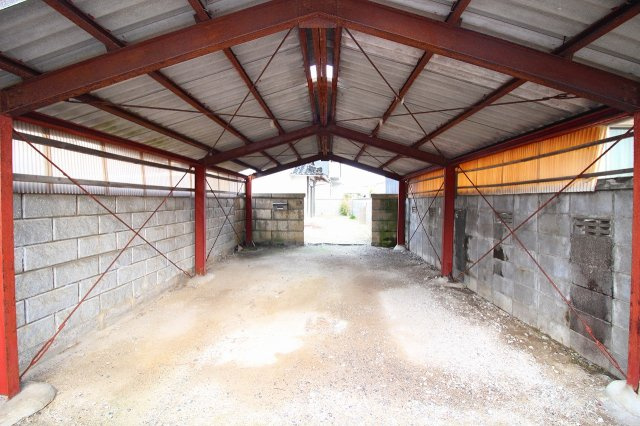 西福原7丁目戸建ての駐車場|大きめの車庫になります。車プラス自転車・バイク等を一緒に収納可能な広さになります。