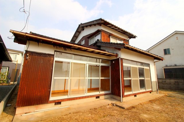 西福原7丁目戸建ての外観|昭和51年建築の住宅になります。縁側・和室が南向きに配置されており、明るい住宅になります。