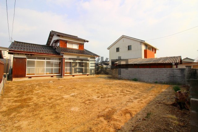 西福原7丁目戸建ての外観|敷地面積約106坪の敷地になります。現状道路との境界にブロックがございます。