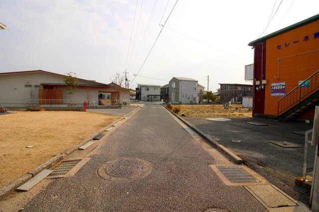 西福原7丁目戸建ての前面道路含む現地写真|幹線道路から対象地までの道路になります。幅員約4ｍで対象地までアクセス可能になります。