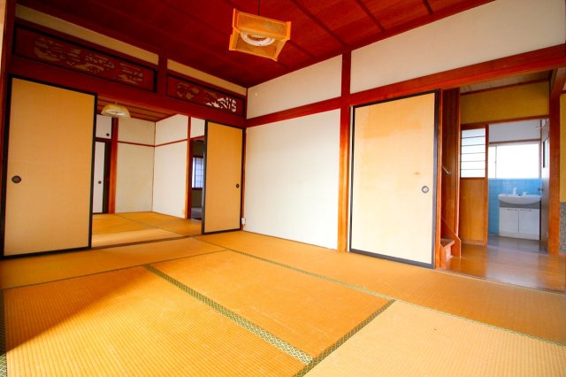 西福原7丁目戸建ての和室|続き間として使用すると約12帖として使用可能な和室になります。