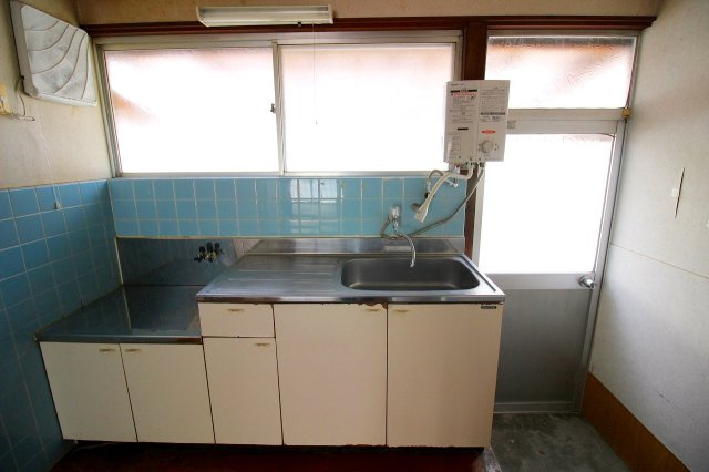 西福原7丁目戸建てのキッチン|瞬間湯沸かし器のキッチンになります。現在ボイラー使用になっており、洗面所・浴室より湯が出る設備となっております。