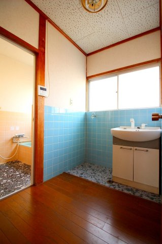 西福原7丁目戸建ての脱衣所|約0.75帖の洗面脱衣室になります。窓も大きく換気もしっかりできます。