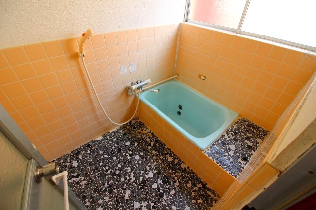 西福原7丁目戸建ての浴室|タイル張りの浴室になります。シャワーや窓もございます♪