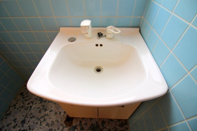 西福原7丁目戸建ての独立洗面台|シャワー機能付の独立洗面台になります。窓の兼ね合いで鏡等は設置されておりません。