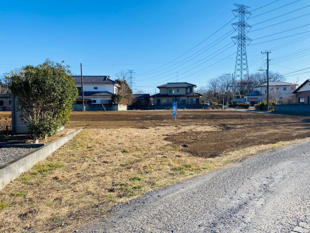 敷地面積147.3坪！　売地　東松山市石橋の前面道路含む現地写真|南側約4.0ｍ公道に13.7の接道