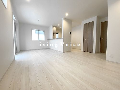 【居間・リビング】 | 【仲介手数料０円】厚木市妻田北3丁目5期　新築一戸建て　全8棟 | 厚木市妻田北3丁目5期　新築一戸建て　全8棟