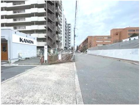 岸辺テナントの駐車場