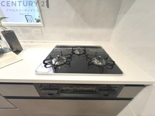 多数の調理器具を同時に使用でき、料理の効率化が可能。省エネで節約になり、様々な料理スタイルに適応できます。また、火力調整が独立しており、手入れや掃除もしやすく、今よりもっとお料理が楽しくなるかも。