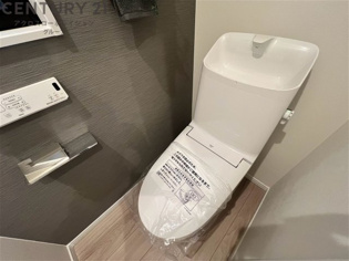 温水洗浄便座付トイレは温水洗浄機能により、暖かい水でおしりを洗浄することができ、冷たい水を使う従来の便座に比べ、温水洗浄機能で暖かいトイレを提供し、快適な使用を可能にします。