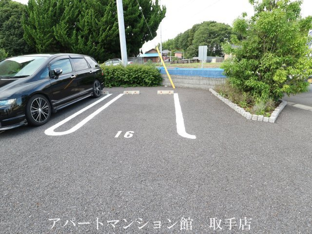 フォンテーヌ Bの駐車場