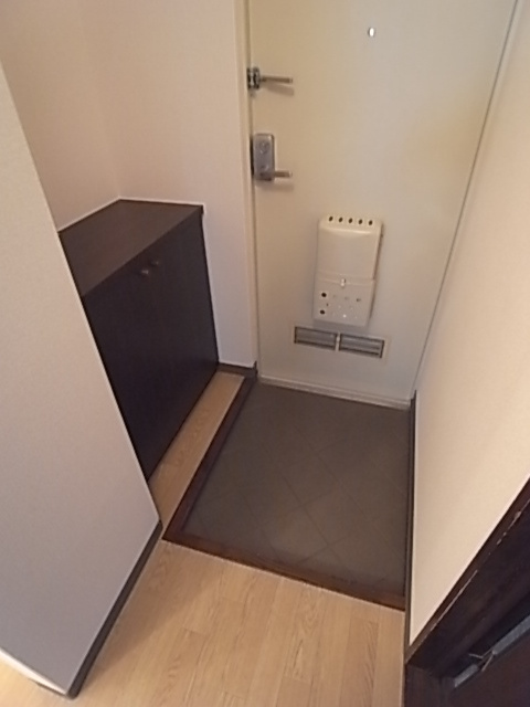 リビング西山町の玄関
