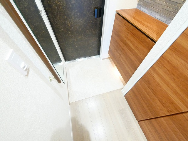 シャーメゾン生駒東新町の玄関