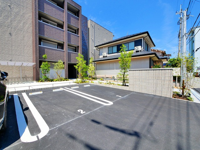 シャーメゾン生駒東新町の駐車場