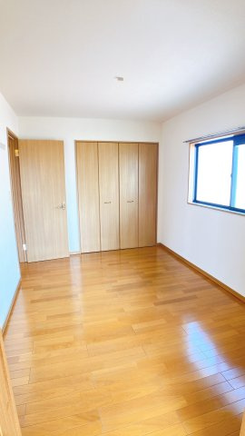 コート半田東B棟の洋室