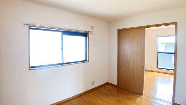 コート半田東B棟の洋室